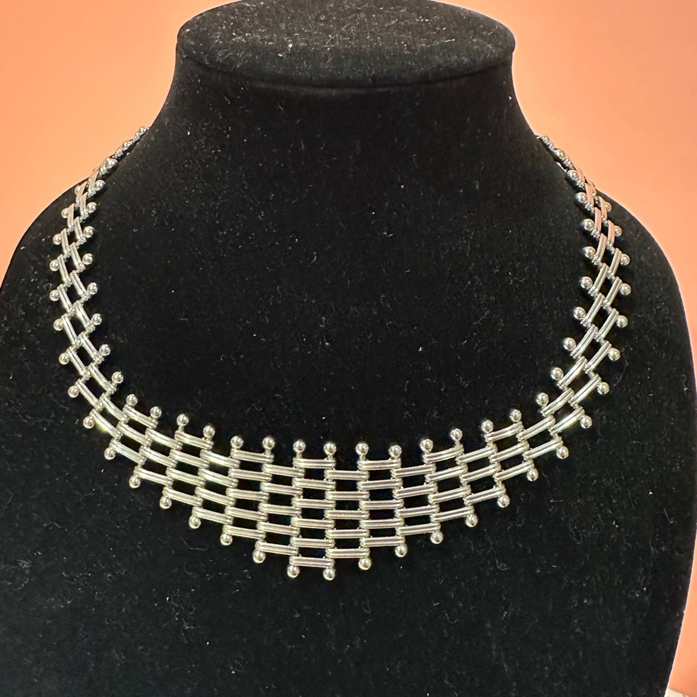 Elegant Silver Necklace vintage